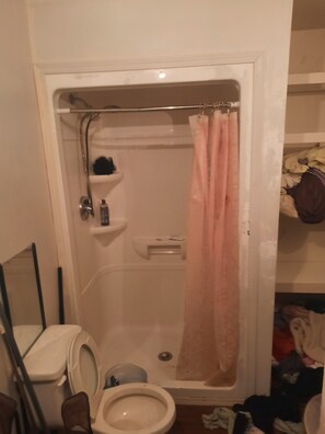 Shower, towels, toilet paper - Relaxing little retreat (Portage la Prairie)