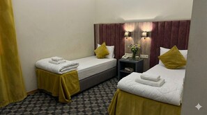 Superior Triple Room, Courtyard View | Peti besi dalam bilik, langsir/tirai gelap terus 