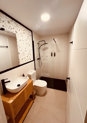 Doccia, asciugamani, sapone, shampoo