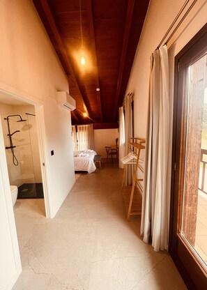 Camera doppia, balcone, vista montagna | Copriletto in piuma, materassi Select Comfort, una scrivania