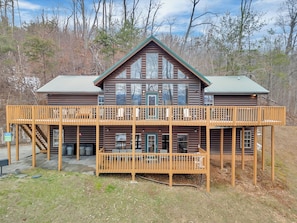 Exterior - Mountain Views- Game Room -Hot Tub - Pet-Friendly (Gatlinburg)