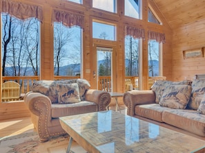 Smart TV, fireplace, video games, DVD player - Mountain Views- Game Room -Hot Tub - Pet-Friendly (Gatlinburg)