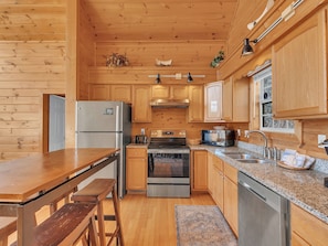 Fridge, microwave, oven, stovetop - Mountain Views- Game Room -Hot Tub - Pet-Friendly (Gatlinburg)