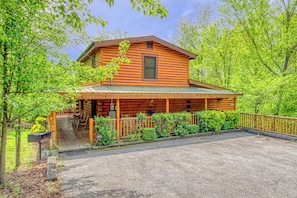 Exterior - Downtown Cabin|Private Pool|Hot Tub|Game Room (Pigeon Forge)