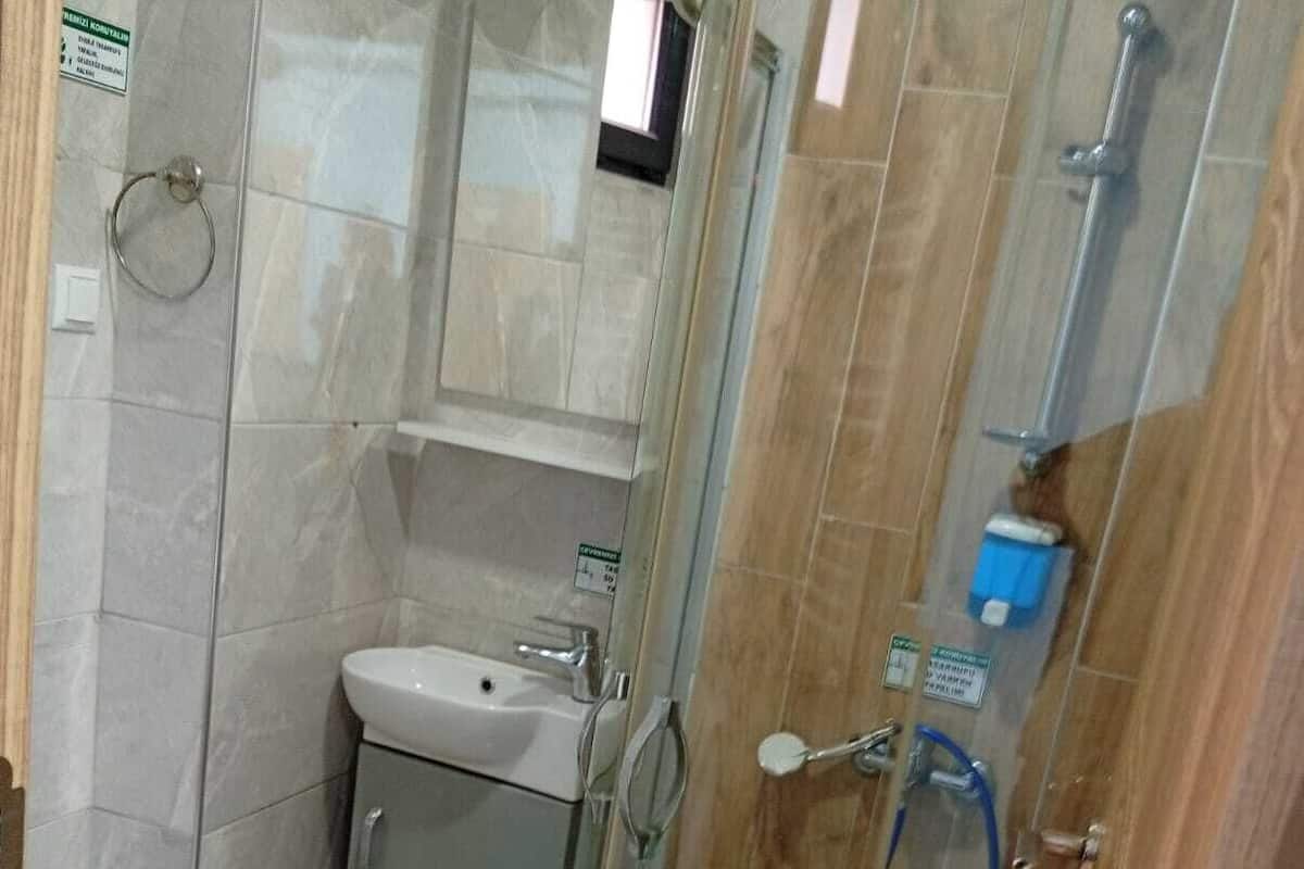 Regadera, shampoo, papel de baño