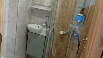 Regadera, shampoo, papel de baño