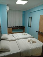 Habitación económica con 2 camas individuales | Escritorio, espacio para trabajar con un portátil, wifi gratis