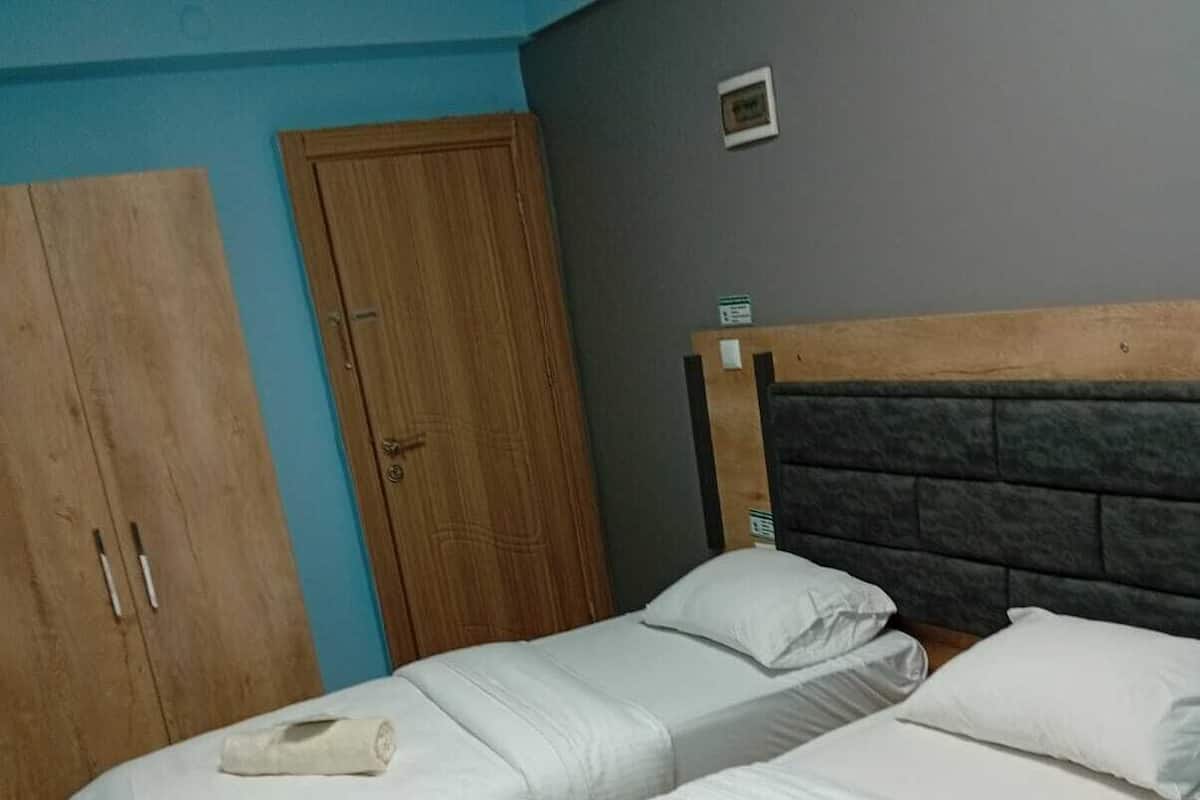 Economy Twin Room | Desk, laptop workspace, free WiFi