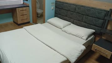 Escritorio, espacio para trabajar con laptop y wifi gratis