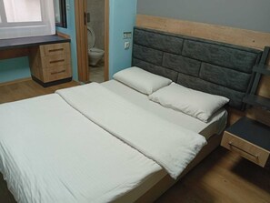 Escritorio, espacio para trabajar con laptop y wifi gratis 