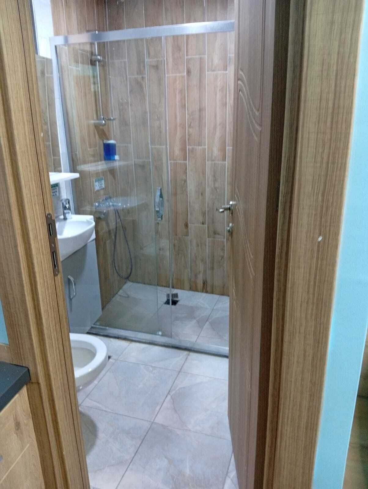 Regadera, shampoo, papel de baño 