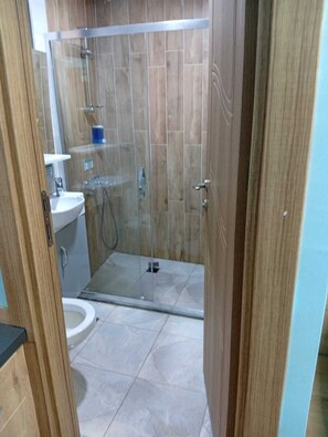 Regadera, shampoo, papel de baño 