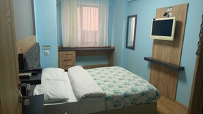 Escritorio, espacio para trabajar con laptop y wifi gratis 