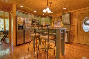 Dining - Downtown Cabin|Private Pool|Hot Tub|Game Room (PIGEON FORGE)