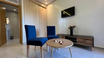 Twin Room, Balcony, Pool View | Interior