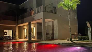 Indoor pool, 2 outdoor pools