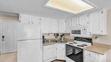 House, 2 Bedrooms | Private kitchen | Fridge, oven, coffee/tea maker, toaster