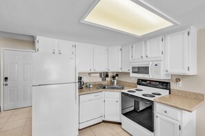 House, 2 Bedrooms | Private kitchen | Fridge, oven, coffee/tea maker, toaster - Sunrays Anchor 2 Bedroom Home (Holmes Beach)