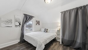 3 habitaciones, escritorio y tabla de planchar con plancha 