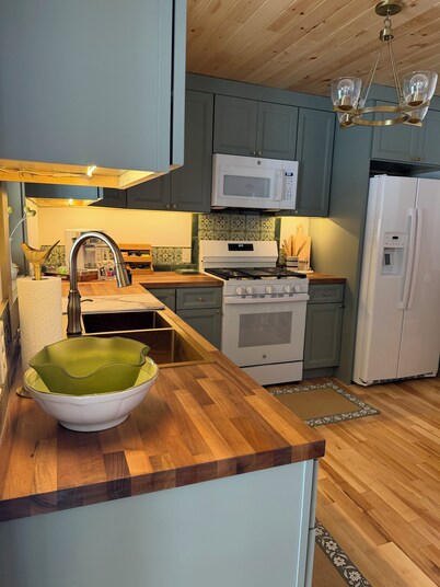 Welcome to your Up North escape in downtown Arcadia. Newly remodeled with a hot tub and fire pit, just a short walk to Lake Michigan. Enjoy Arcadia Days, July 4th fireworks, golf, Crystal Mountain, and day trips to Sleeping Bear Sand Dunes.