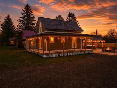 Welcome to your Up North escape in downtown Arcadia. Newly remodeled with a hot tub and fire pit, just a short walk to Lake Michigan. Enjoy Arcadia Days, July 4th fireworks, golf, Crystal Mountain, and day trips to Sleeping Bear Sand Dunes.