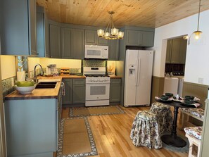 Jääkaappi, uuni, liesi, astianpesukone