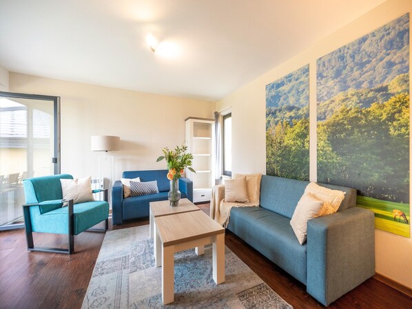 Apartment | Living room - Nature Retreat Home in Hambachtal Holiday Park (Oberhambach)