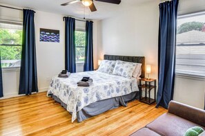 Iron/ironing board, WiFi, bed sheets - The Cottage on Corinth (Seneca)