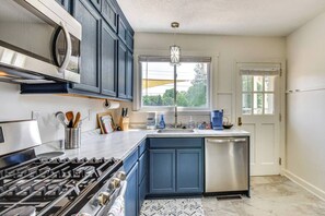 Microwave, oven, stovetop, dishwasher - The Cottage on Corinth (Seneca)