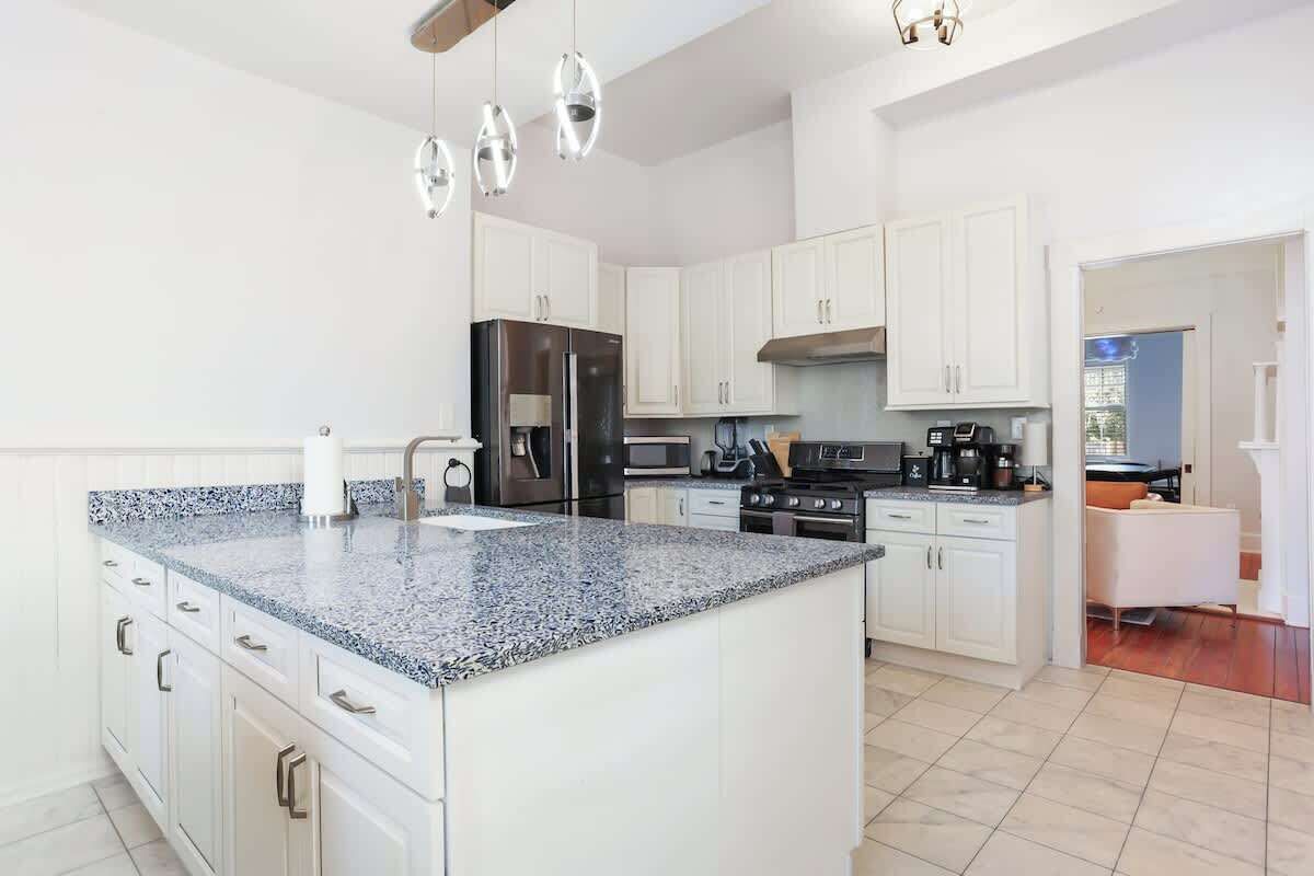 Een koelkast, een magnetron, een oven, een kookplaat