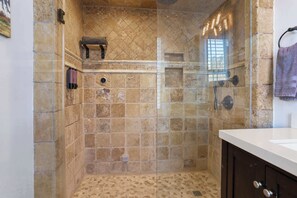 Dusche, Haartrockner, Shampoo