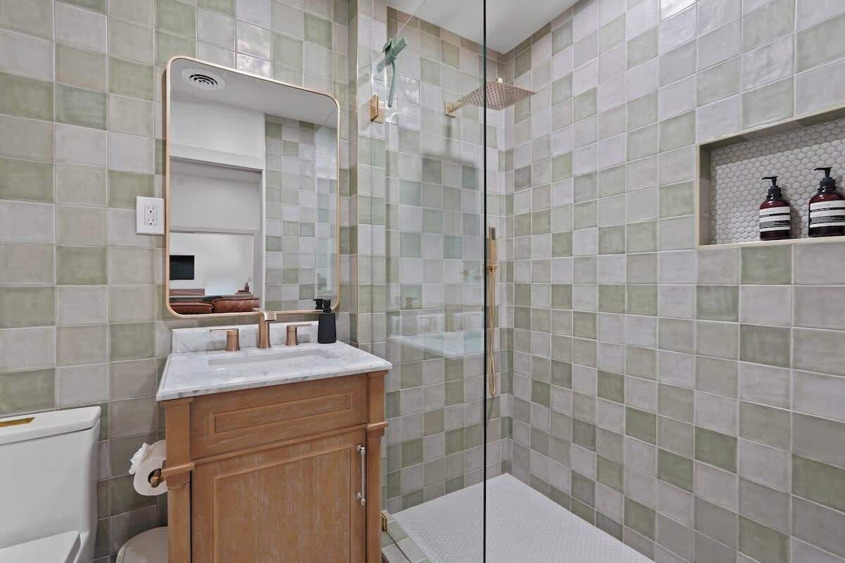 Een douche, een haardroger, handdoeken