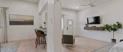 Silitysrauta/-lauta, Wi-Fi, vuodevaatteet