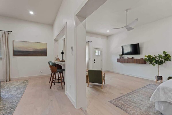 Een strijkplank/strijkijzer, wifi, beddengoed