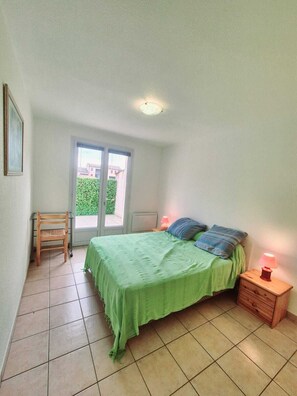 2 bedrooms, travel cot, free WiFi, bed sheets