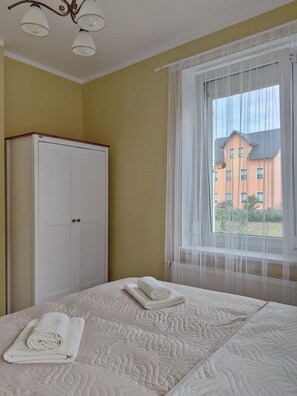 2 bedrooms, iron/ironing board, WiFi, bed sheets