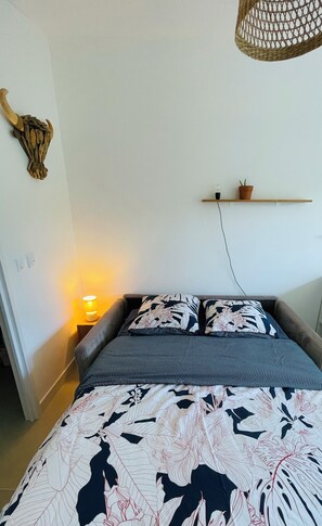 Iron/ironing board, WiFi, bed sheets