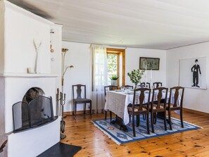 Ein Essbereich mit einem Holztisch, gedeckt für vier Personen, umgeben von Stühlen.