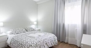 2 quartos, ferros/tábuas de passar roupa, acesso à internet