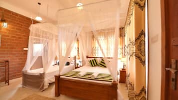 Habitación triple Deluxe, vistas a la montaña | Escritorio, espacio para trabajar con un portátil, wifi gratis