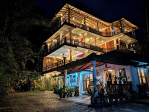 A multi-story building with a balcony and a covered entrance area. - Rawana Mount View - Ella (Bandarawela)
