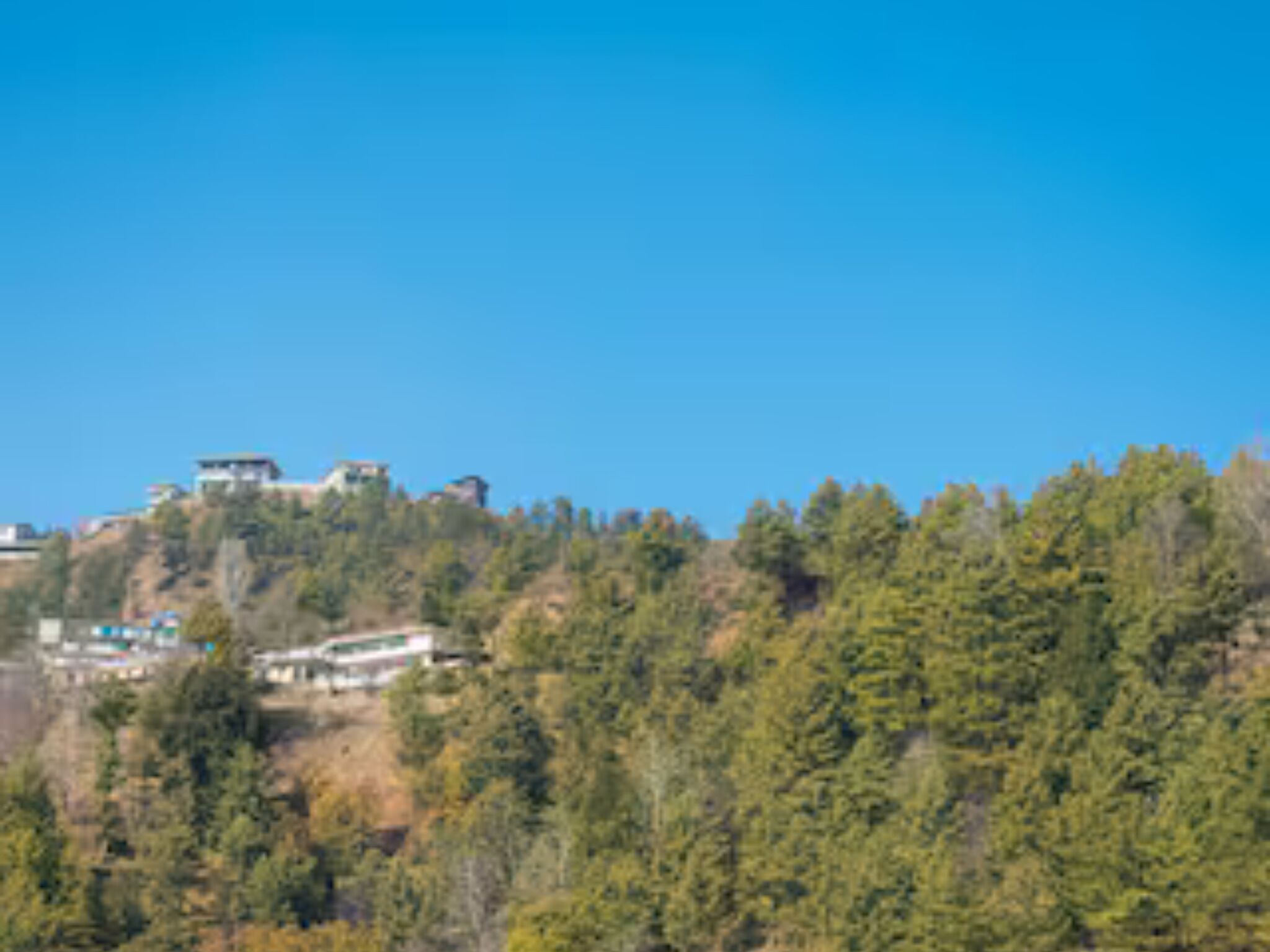 Paesaggio montuoso con edifici su una collina.