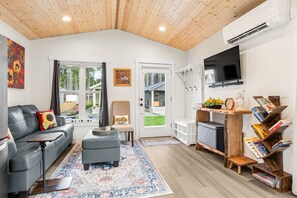 Smart TV, books - Seabrook's Sunflower Cottage: Hot tub, Dog Friendly (Pacific Beach)