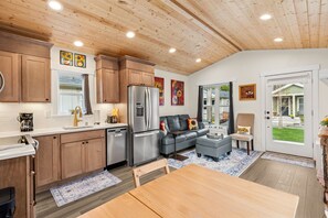 Interior - Seabrook's Sunflower Cottage: Hot tub, Dog Friendly (Pacific Beach)