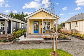 Exterior - Seabrook's Sunflower Cottage: Hot tub, Dog Friendly (Pacific Beach)