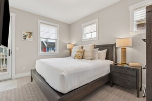 2 bedrooms, desk, free WiFi, bed sheets - Seabrook's Lemon Drop: Steps way from town center (Pacific Beach)