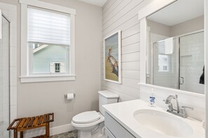 Hair dryer, towels - Seabrook's Lemon Drop: Steps way from town center (Pacific Beach)