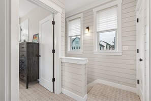 Interior - Seabrook's Lemon Drop: Steps way from town center (Pacific Beach)