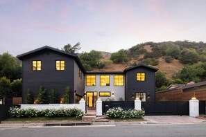 Exterior - Franklin Crest - Beverly Hills Modern Masterpiece with Pool & Views (Beverly Hills)