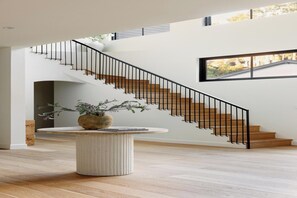 Interior - Franklin Crest - Beverly Hills Modern Masterpiece with Pool & Views (Beverly Hills)